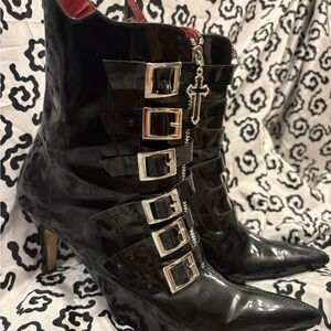 Trad Goth/Witchy W 8 Black shiny Buckle Winkle Boots